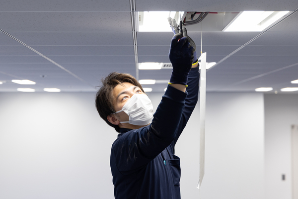 <若手歓迎>【オフィスの電気工事士】入社後即有給/最低年収450万/完全週休2日制/直行直帰可能