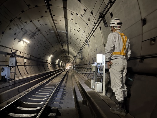 【年収450万〜850万】土日祝休み＆残業代全額支給！鉄道・高速道路のレアな現場を支える計測スタッフ