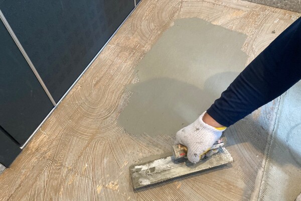 【内装仕上・床シート工】経験者優遇／未経験歓迎！年間休日120日×残業ほぼなし！