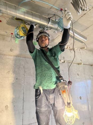 ＜埼玉県川口市＞【一般電気工事の現場作業員】未経験OK／残業月20h以下／出張・夜勤なし／正社員の画像