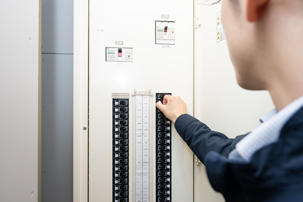 株式会社ビーライトグループの＜東京都墨田区＞【商業施設・オフィスビル・EVスタンドの電気工事施工管理】年間休日125日／20代～30代中心の画像