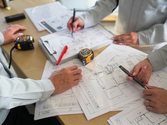 ビズマーチ株式会社の＜東京都＞【マンション・戸建リフォームの建築施工管理】年休125日／残業少なめ／年収1200万円可の画像